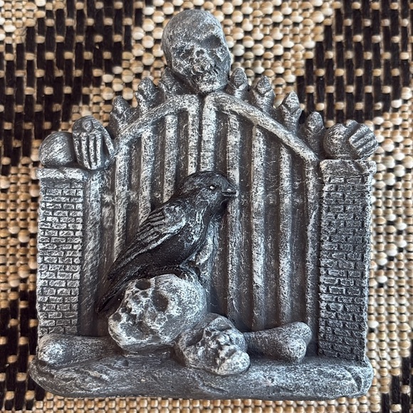 🆕Gothic Skull and Crow Cemetery Figurine - Picture 3 of 8